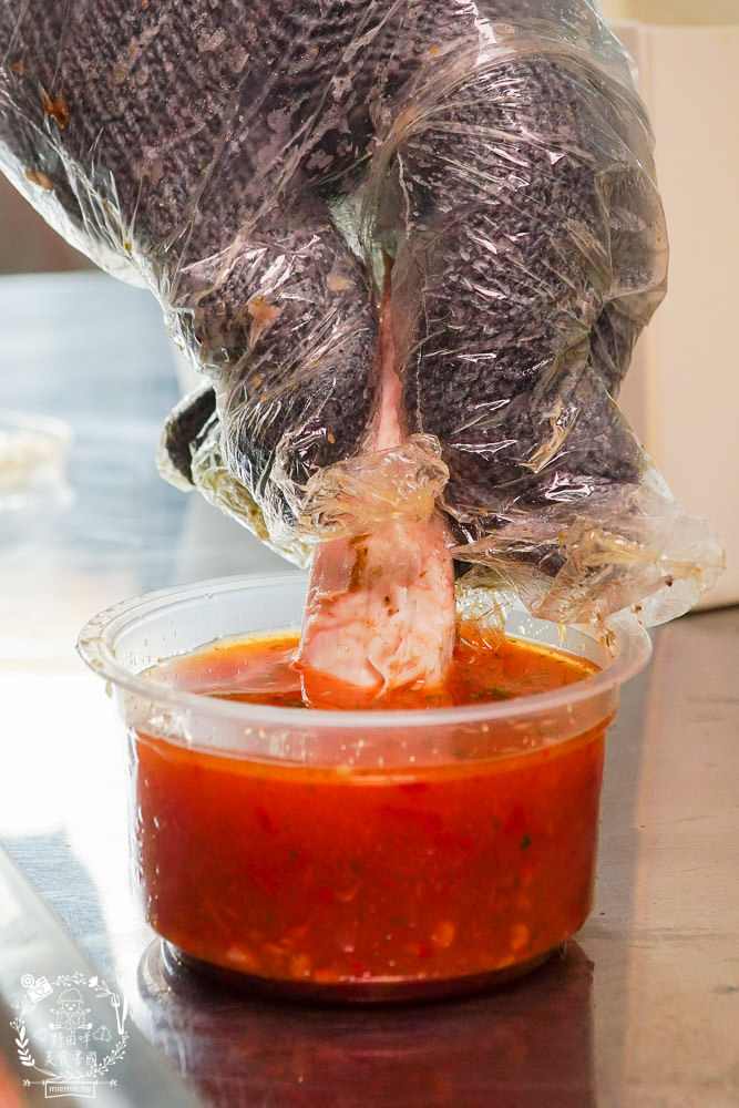 高雄烤雞推薦[泰式瘋烤雞大寮店]連平日都人潮滿滿的高CP值烤雞?銷魂泰式醬酸辣超開胃!