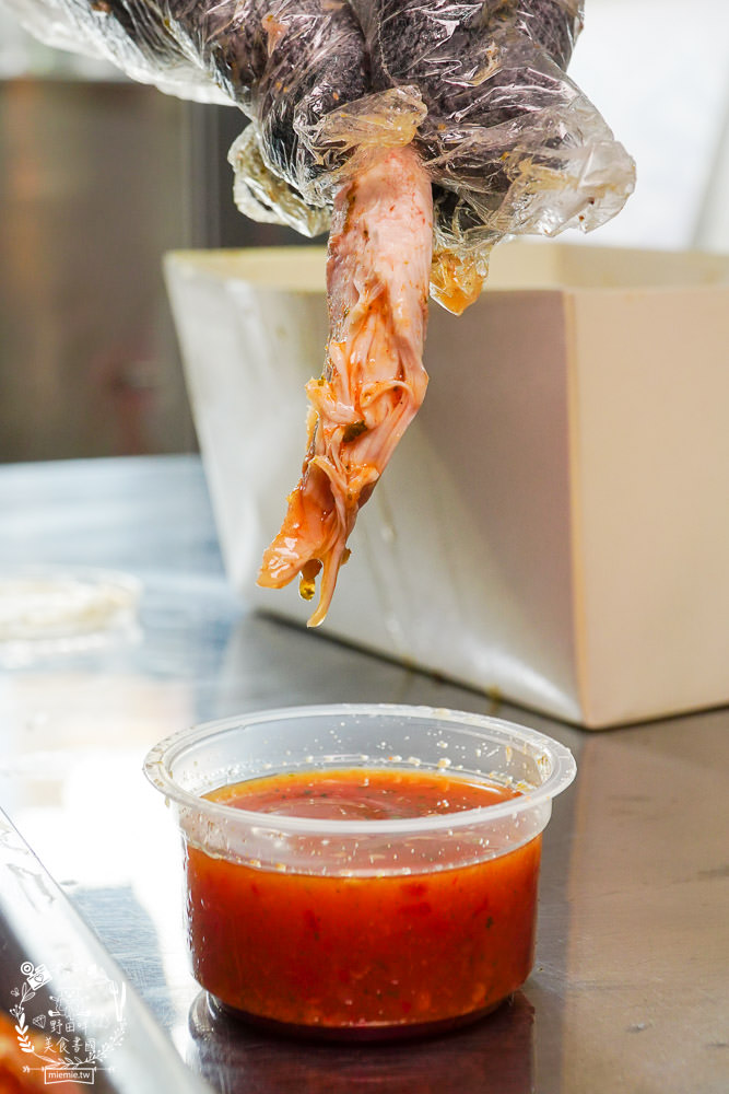 高雄烤雞推薦[泰式瘋烤雞大寮店]連平日都人潮滿滿的高CP值烤雞?銷魂泰式醬酸辣超開胃!