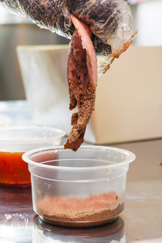 高雄烤雞推薦[泰式瘋烤雞大寮店]連平日都人潮滿滿的高CP值烤雞?銷魂泰式醬酸辣超開胃!