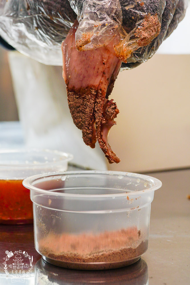 高雄烤雞推薦[泰式瘋烤雞大寮店]連平日都人潮滿滿的高CP值烤雞?銷魂泰式醬酸辣超開胃!