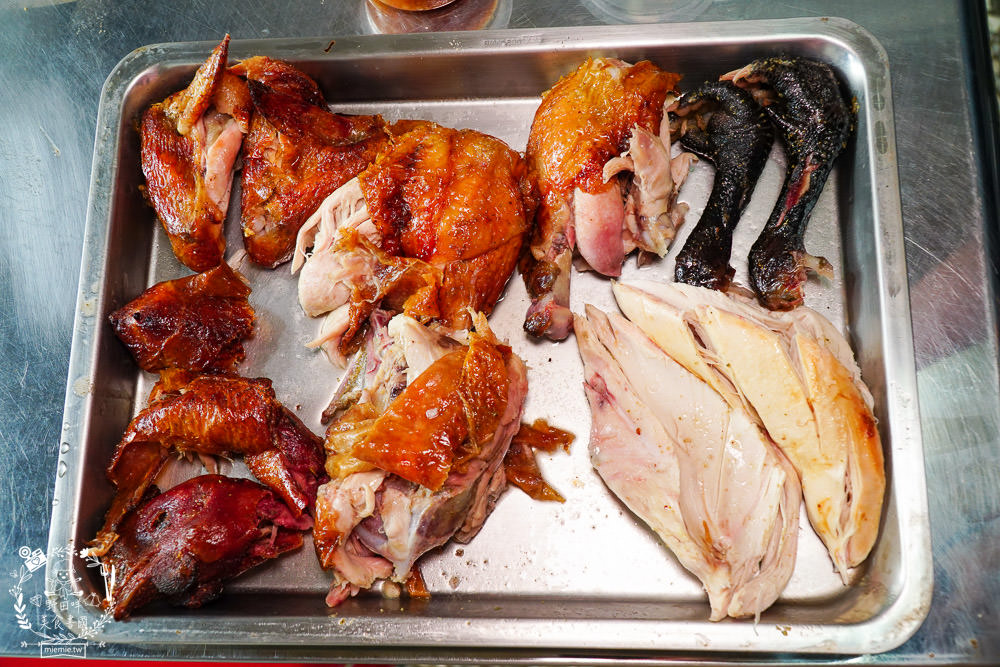 高雄烤雞推薦[泰式瘋烤雞大寮店]連平日都人潮滿滿的高CP值烤雞?銷魂泰式醬酸辣超開胃!