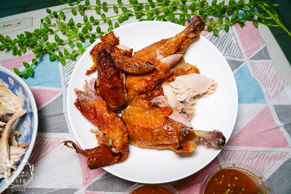 高雄烤雞推薦[泰式瘋烤雞大寮店]連平日都人潮滿滿的高CP值烤雞?銷魂泰式醬酸辣超開胃!