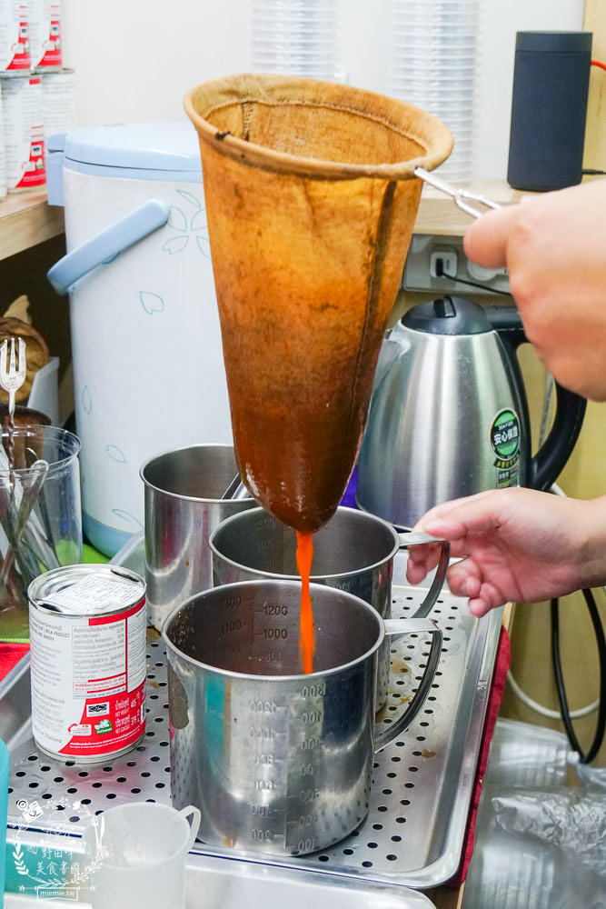 高雄[泰瘋狂手沖泰飲]居然有七種口味的超繽紛手標牌泰式奶茶?超夢幻蜂蜜檸檬蝶豆花星空漸層超好拍!