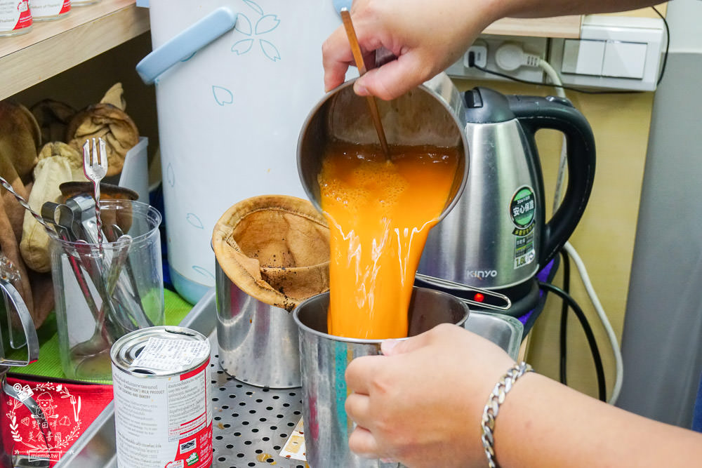 高雄[泰瘋狂手沖泰飲]居然有七種口味的超繽紛手標牌泰式奶茶?超夢幻蜂蜜檸檬蝶豆花星空漸層超好拍!