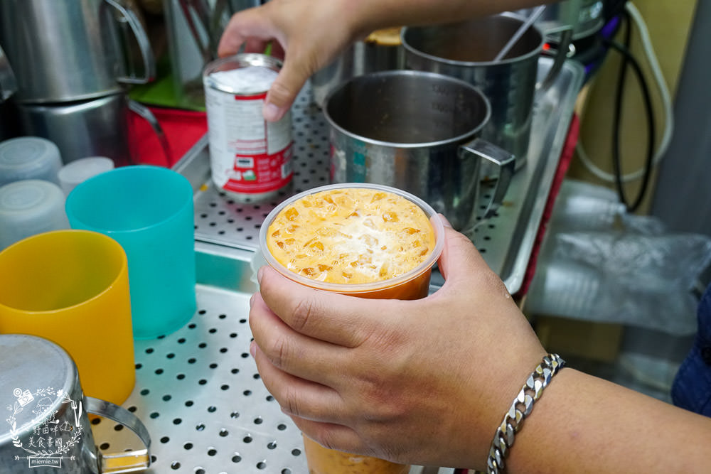 高雄[泰瘋狂手沖泰飲]居然有七種口味的超繽紛手標牌泰式奶茶?超夢幻蜂蜜檸檬蝶豆花星空漸層超好拍!