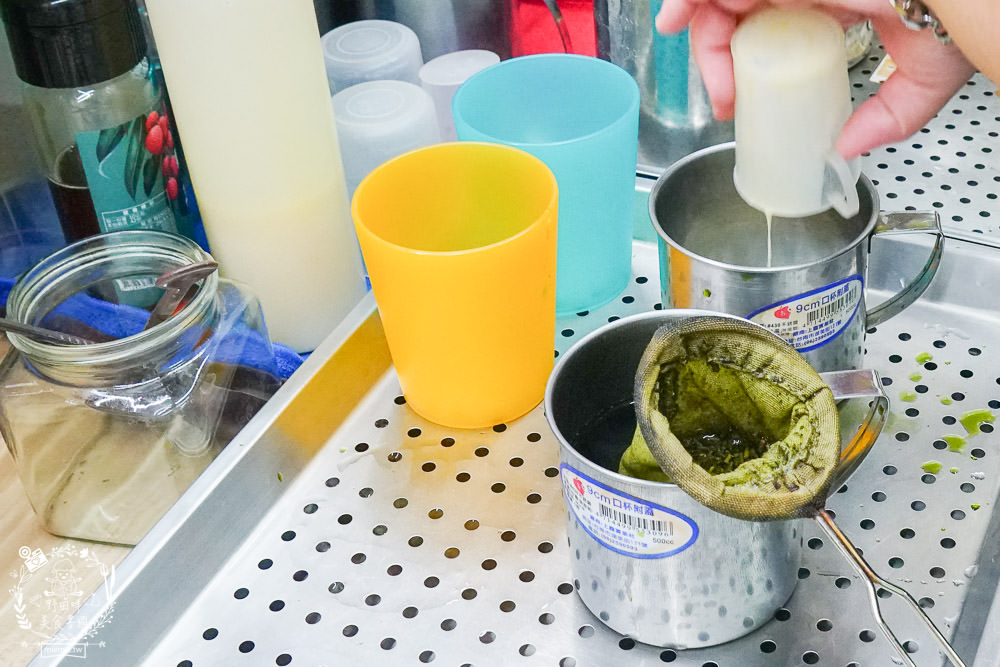 高雄[泰瘋狂手沖泰飲]居然有七種口味的超繽紛手標牌泰式奶茶?超夢幻蜂蜜檸檬蝶豆花星空漸層超好拍!