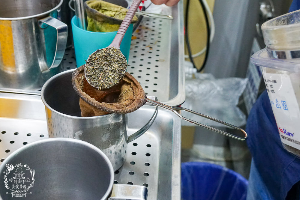 高雄[泰瘋狂手沖泰飲]居然有七種口味的超繽紛手標牌泰式奶茶?超夢幻蜂蜜檸檬蝶豆花星空漸層超好拍!