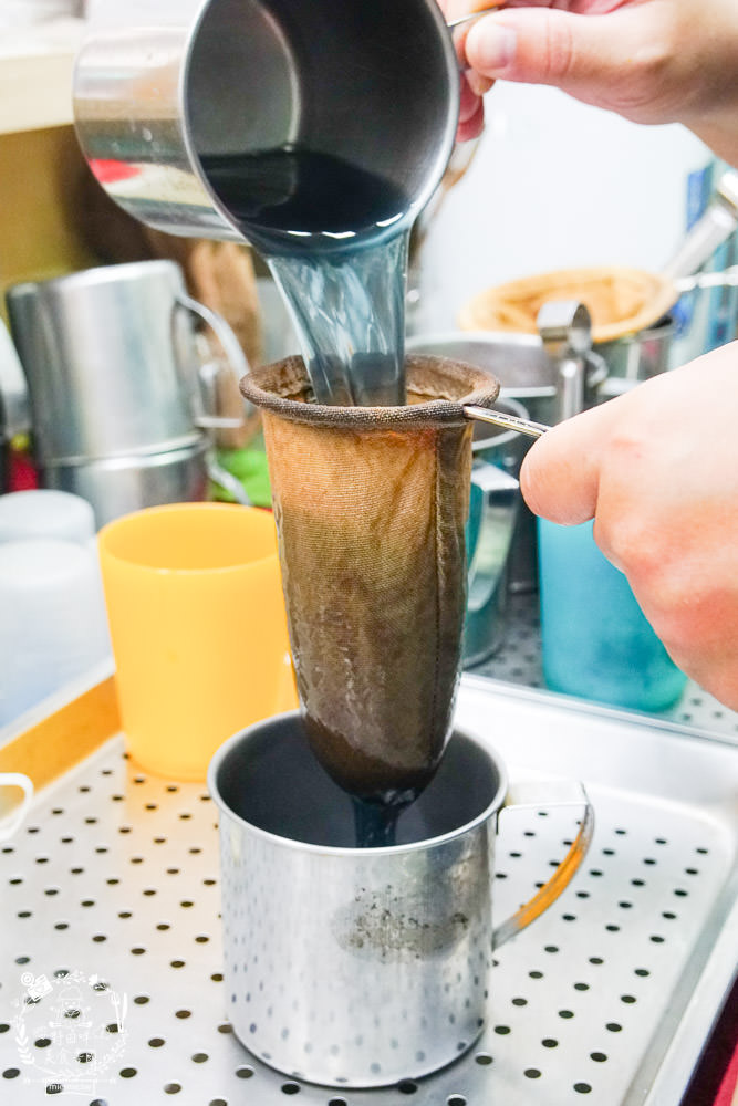 高雄[泰瘋狂手沖泰飲]居然有七種口味的超繽紛手標牌泰式奶茶?超夢幻蜂蜜檸檬蝶豆花星空漸層超好拍!