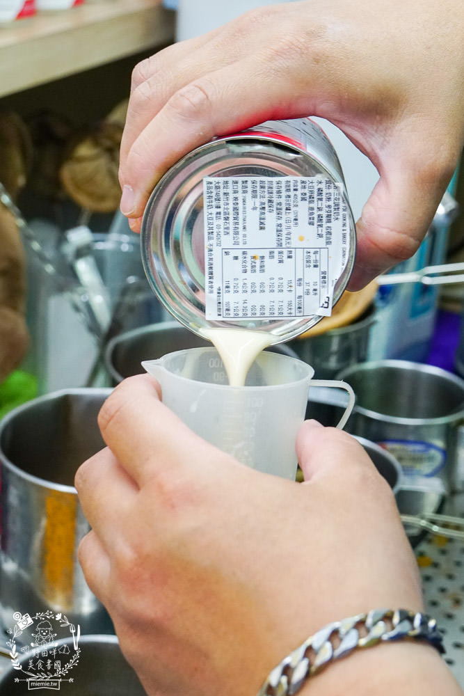 高雄[泰瘋狂手沖泰飲]居然有七種口味的超繽紛手標牌泰式奶茶?超夢幻蜂蜜檸檬蝶豆花星空漸層超好拍!