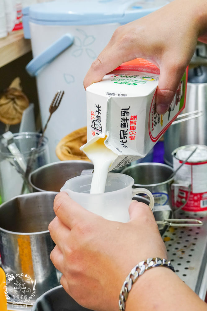 高雄[泰瘋狂手沖泰飲]居然有七種口味的超繽紛手標牌泰式奶茶?超夢幻蜂蜜檸檬蝶豆花星空漸層超好拍!