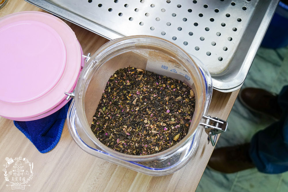 高雄[泰瘋狂手沖泰飲]居然有七種口味的超繽紛手標牌泰式奶茶?超夢幻蜂蜜檸檬蝶豆花星空漸層超好拍!