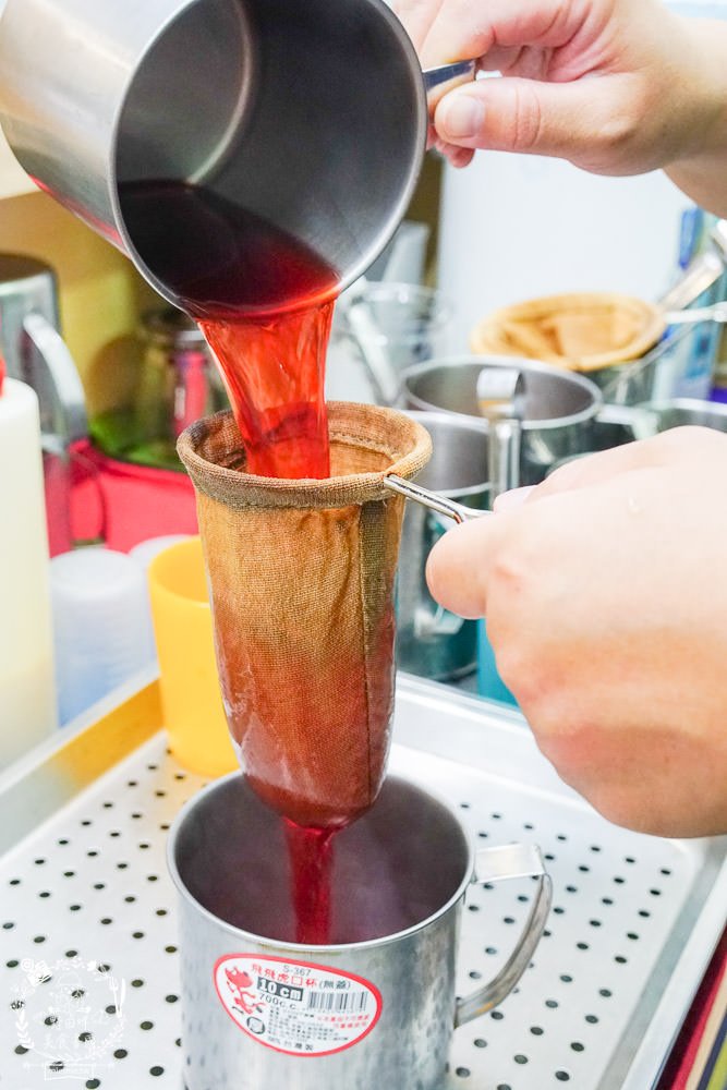 高雄[泰瘋狂手沖泰飲]居然有七種口味的超繽紛手標牌泰式奶茶?超夢幻蜂蜜檸檬蝶豆花星空漸層超好拍!