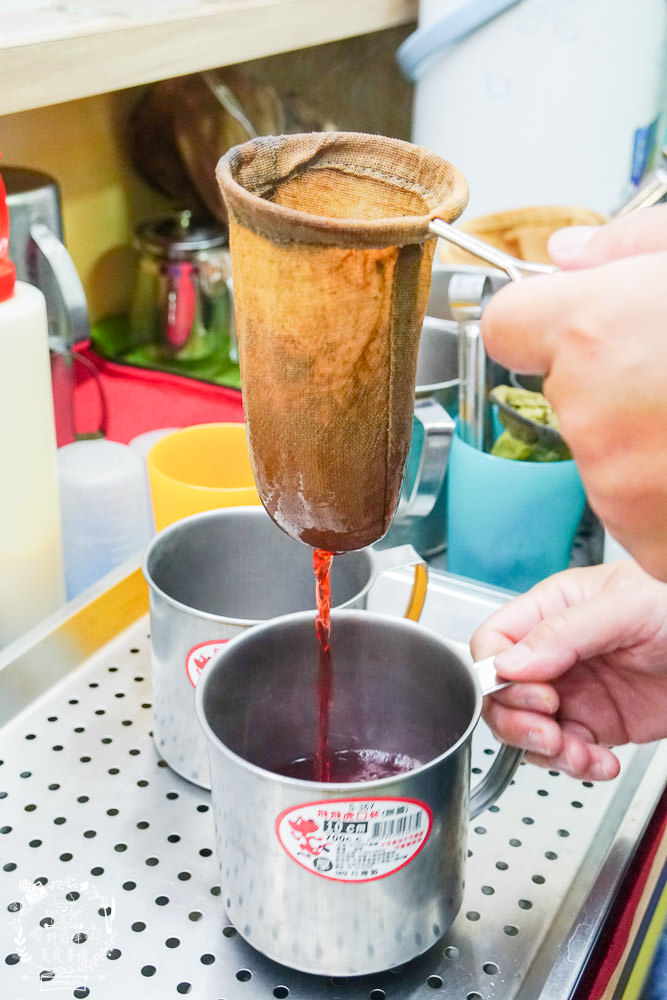 高雄[泰瘋狂手沖泰飲]居然有七種口味的超繽紛手標牌泰式奶茶?超夢幻蜂蜜檸檬蝶豆花星空漸層超好拍!