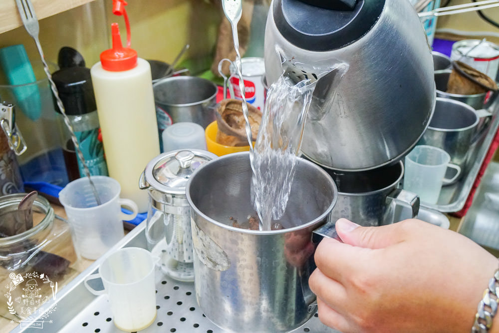 高雄[泰瘋狂手沖泰飲]居然有七種口味的超繽紛手標牌泰式奶茶?超夢幻蜂蜜檸檬蝶豆花星空漸層超好拍!