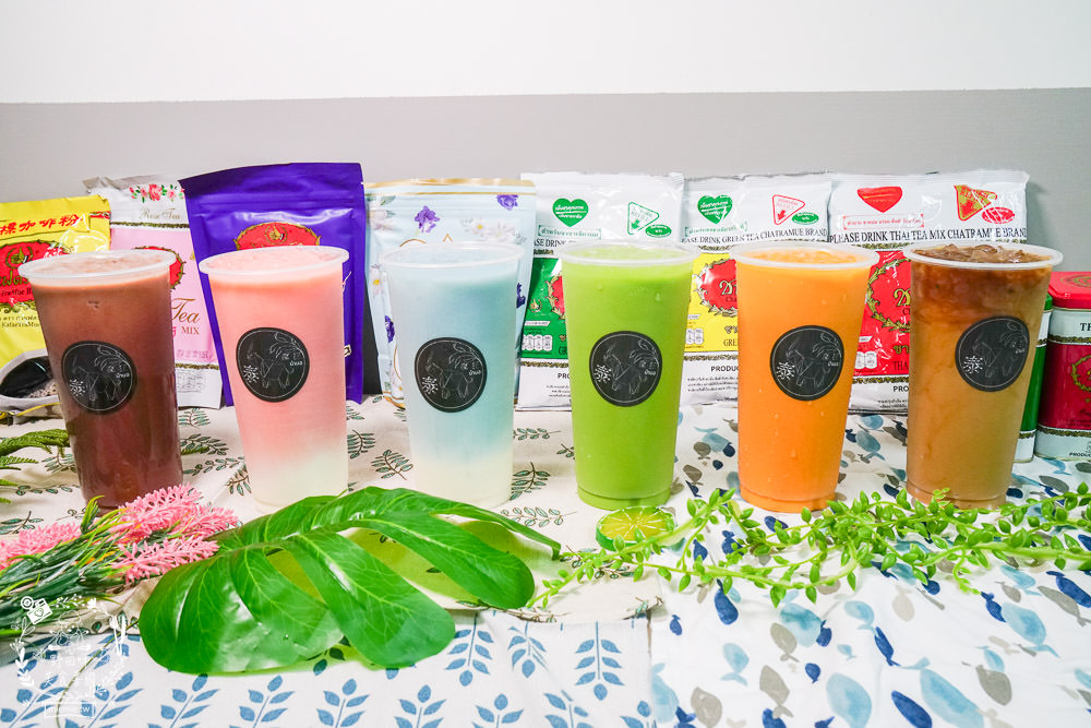 高雄[泰瘋狂手沖泰飲]居然有七種口味的超繽紛手標牌泰式奶茶?超夢幻蜂蜜檸檬蝶豆花星空漸層超好拍!