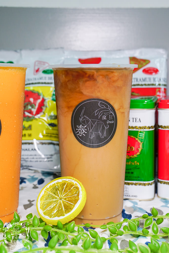 高雄[泰瘋狂手沖泰飲]居然有七種口味的超繽紛手標牌泰式奶茶?超夢幻蜂蜜檸檬蝶豆花星空漸層超好拍!