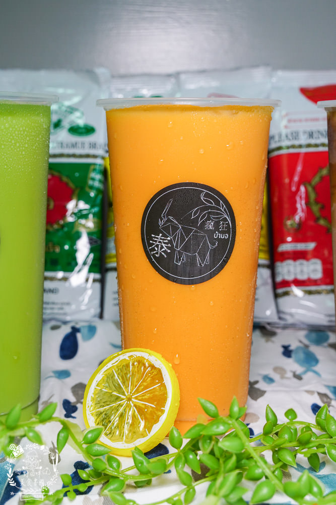 高雄[泰瘋狂手沖泰飲]居然有七種口味的超繽紛手標牌泰式奶茶?超夢幻蜂蜜檸檬蝶豆花星空漸層超好拍!