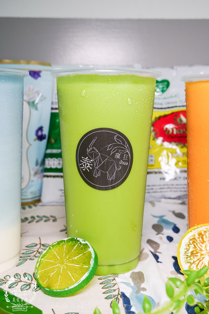 高雄[泰瘋狂手沖泰飲]居然有七種口味的超繽紛手標牌泰式奶茶?超夢幻蜂蜜檸檬蝶豆花星空漸層超好拍!