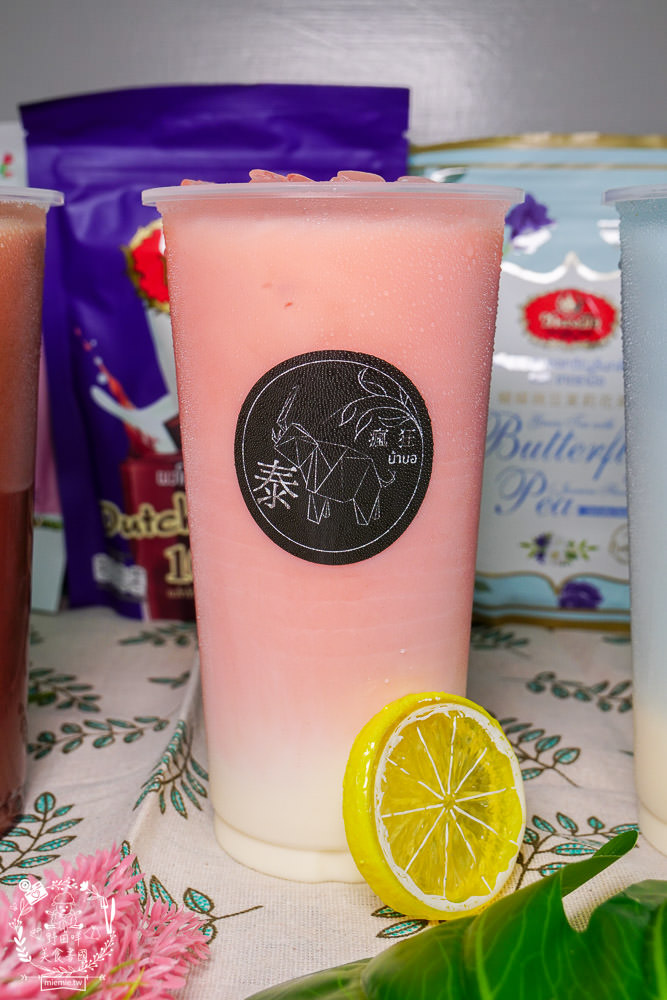 高雄[泰瘋狂手沖泰飲]居然有七種口味的超繽紛手標牌泰式奶茶?超夢幻蜂蜜檸檬蝶豆花星空漸層超好拍!