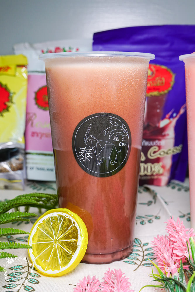 高雄[泰瘋狂手沖泰飲]居然有七種口味的超繽紛手標牌泰式奶茶?超夢幻蜂蜜檸檬蝶豆花星空漸層超好拍!