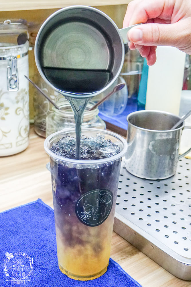 高雄[泰瘋狂手沖泰飲]居然有七種口味的超繽紛手標牌泰式奶茶?超夢幻蜂蜜檸檬蝶豆花星空漸層超好拍!