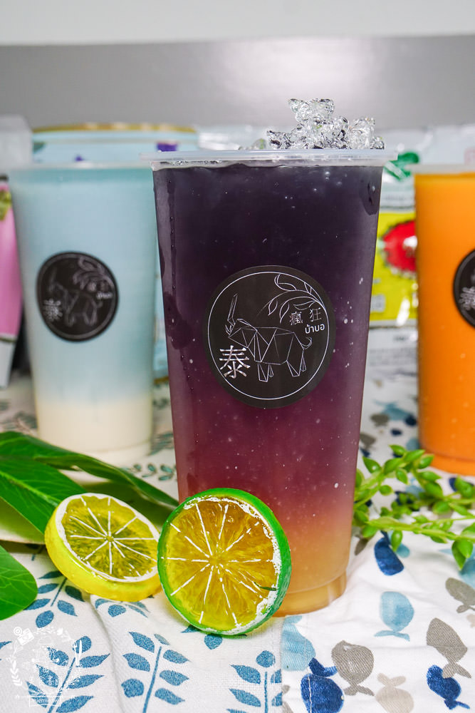 高雄[泰瘋狂手沖泰飲]居然有七種口味的超繽紛手標牌泰式奶茶?超夢幻蜂蜜檸檬蝶豆花星空漸層超好拍!
