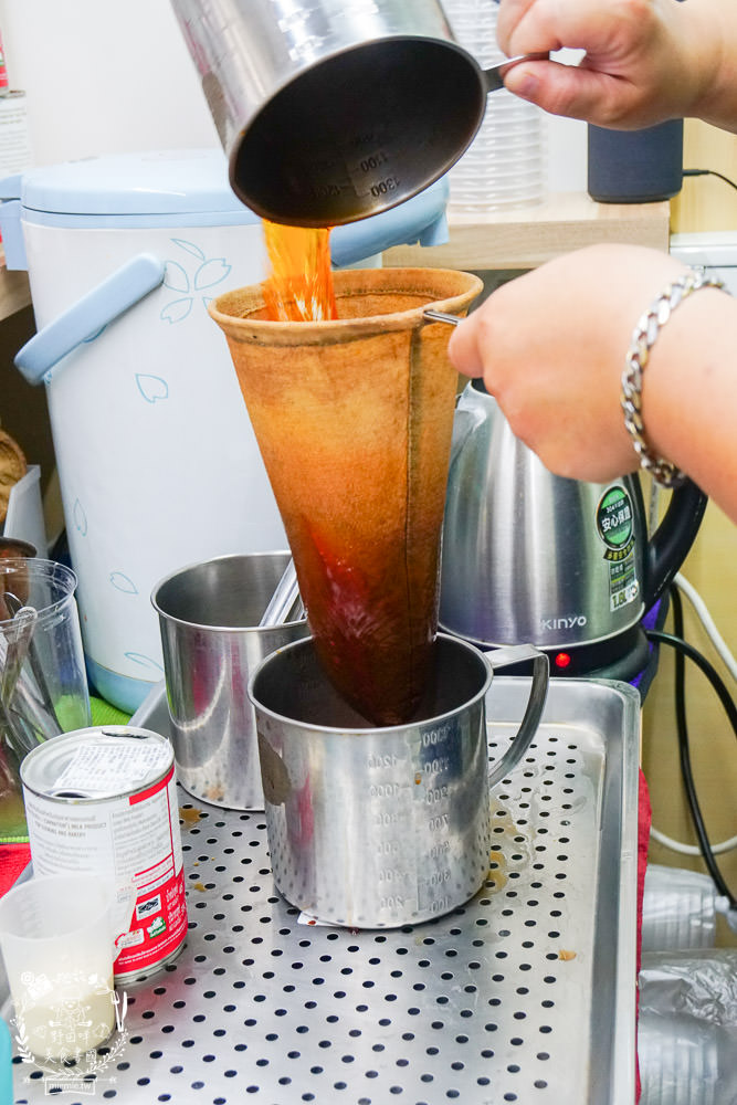 高雄[泰瘋狂手沖泰飲]居然有七種口味的超繽紛手標牌泰式奶茶?超夢幻蜂蜜檸檬蝶豆花星空漸層超好拍!