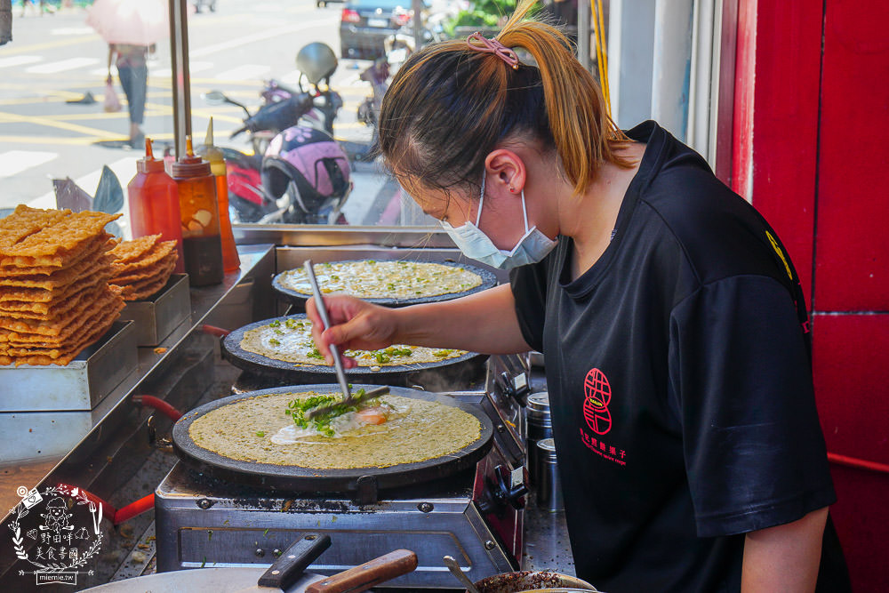 高雄[洪記煎餅果子]超人氣天津小吃!爆漿起司雙蛋必點!堪稱豐盛版的可麗餅?