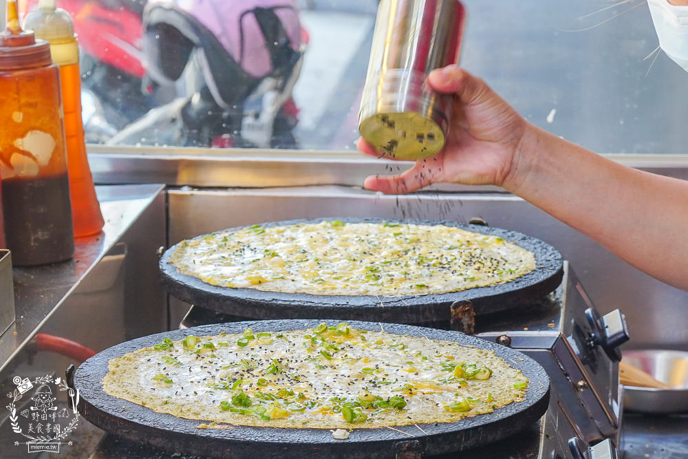高雄[洪記煎餅果子]超人氣天津小吃!爆漿起司雙蛋必點!堪稱豐盛版的可麗餅?