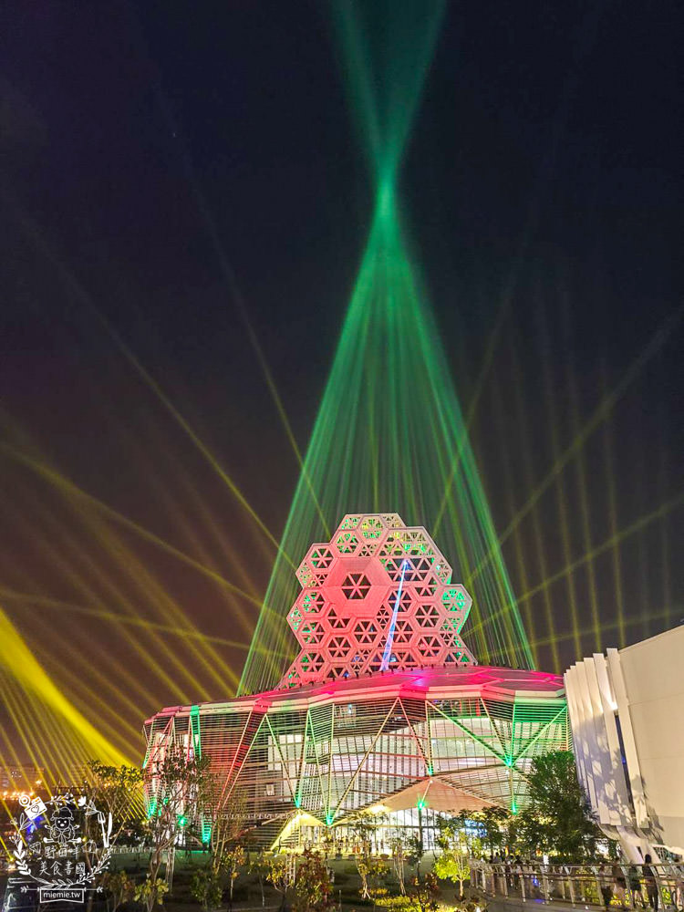 高雄流行音樂中心海風廣場市集!超多美食餐車市集可以逛到腿痠!還有精彩的聖誕燈光秀可以欣賞! - 第2張圖 高雄流行音樂中心海風廣場市集!超多美食餐車市集可以逛到腿痠!還有精彩的聖誕燈光秀可以欣賞!