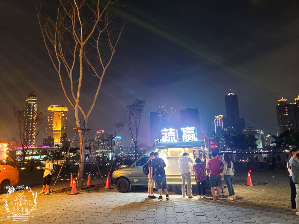 高雄流行音樂中心海風廣場市集!超多美食餐車市集可以逛到腿痠!還有精彩的聖誕燈光秀可以欣賞! - 第25張圖 高雄流行音樂中心海風廣場市集!超多美食餐車市集可以逛到腿痠!還有精彩的聖誕燈光秀可以欣賞!