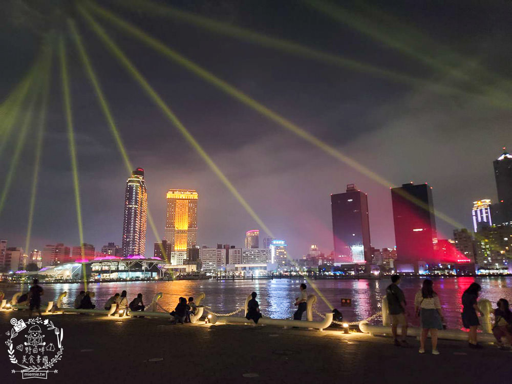 高雄流行音樂中心海風廣場市集!超多美食餐車市集可以逛到腿痠!還有精彩的聖誕燈光秀可以欣賞! - 第42張圖 高雄流行音樂中心海風廣場市集!超多美食餐車市集可以逛到腿痠!還有精彩的聖誕燈光秀可以欣賞!