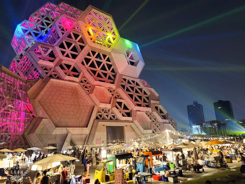 高雄流行音樂中心海風廣場市集!超多美食餐車市集可以逛到腿痠!還有精彩的聖誕燈光秀可以欣賞! - 第38張圖 高雄流行音樂中心海風廣場市集!超多美食餐車市集可以逛到腿痠!還有精彩的聖誕燈光秀可以欣賞!