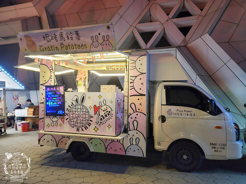 高雄流行音樂中心海風廣場市集!超多美食餐車市集可以逛到腿痠!還有精彩的聖誕燈光秀可以欣賞! - 第29張圖 高雄流行音樂中心海風廣場市集!超多美食餐車市集可以逛到腿痠!還有精彩的聖誕燈光秀可以欣賞!