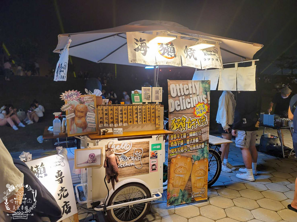 高雄流行音樂中心海風廣場市集!超多美食餐車市集可以逛到腿痠!還有精彩的聖誕燈光秀可以欣賞! - 第22張圖 高雄流行音樂中心海風廣場市集!超多美食餐車市集可以逛到腿痠!還有精彩的聖誕燈光秀可以欣賞!