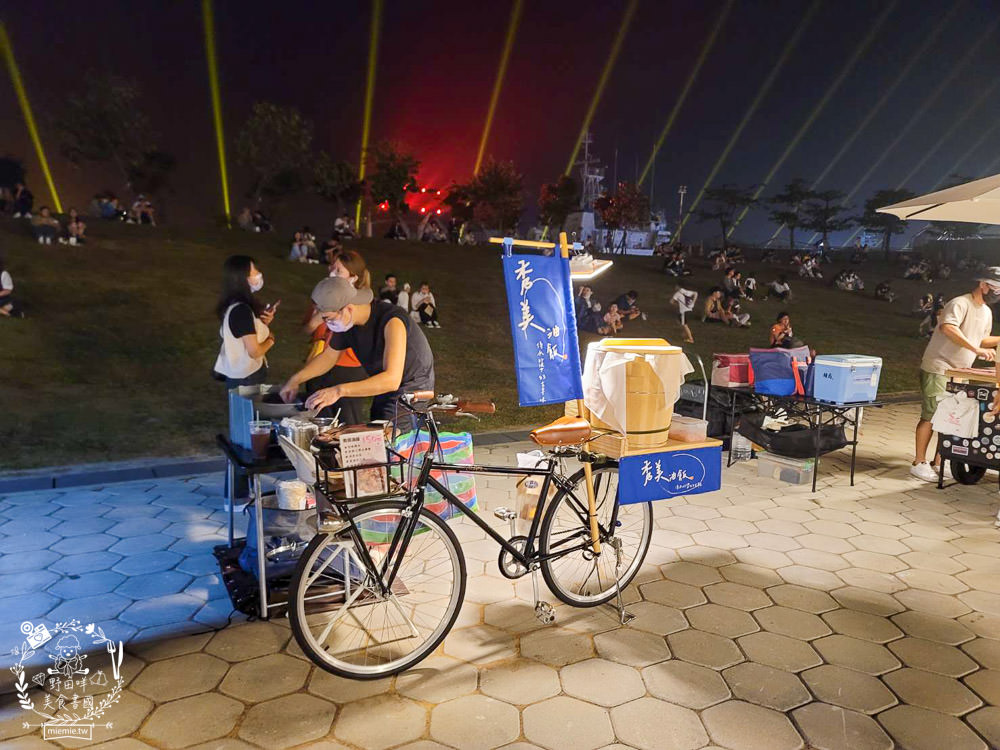 高雄流行音樂中心海風廣場市集!超多美食餐車市集可以逛到腿痠!還有精彩的聖誕燈光秀可以欣賞! - 第21張圖 高雄流行音樂中心海風廣場市集!超多美食餐車市集可以逛到腿痠!還有精彩的聖誕燈光秀可以欣賞!