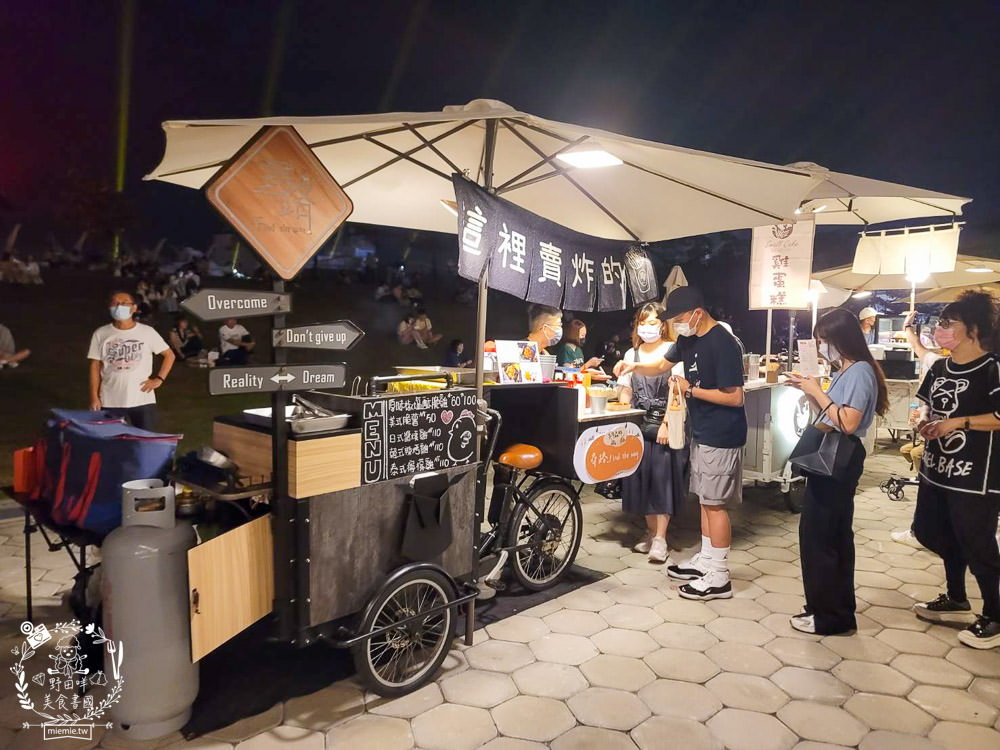 高雄流行音樂中心海風廣場市集!超多美食餐車市集可以逛到腿痠!還有精彩的聖誕燈光秀可以欣賞! - 第20張圖 高雄流行音樂中心海風廣場市集!超多美食餐車市集可以逛到腿痠!還有精彩的聖誕燈光秀可以欣賞!
