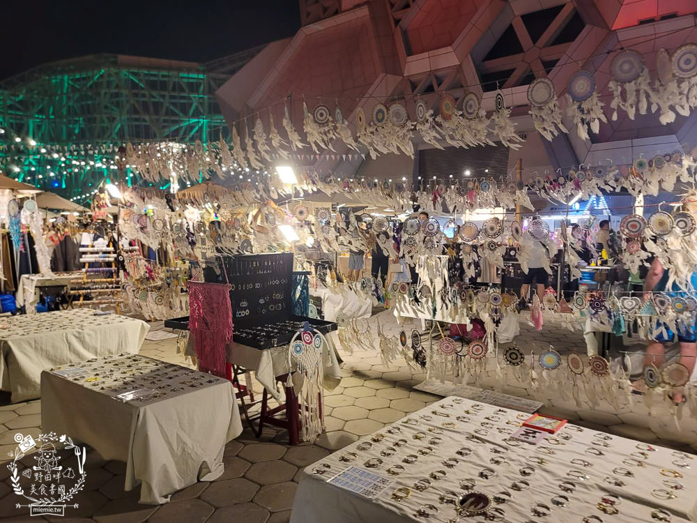 高雄流行音樂中心海風廣場市集!超多美食餐車市集可以逛到腿痠!還有精彩的聖誕燈光秀可以欣賞! - 第19張圖 高雄流行音樂中心海風廣場市集!超多美食餐車市集可以逛到腿痠!還有精彩的聖誕燈光秀可以欣賞!