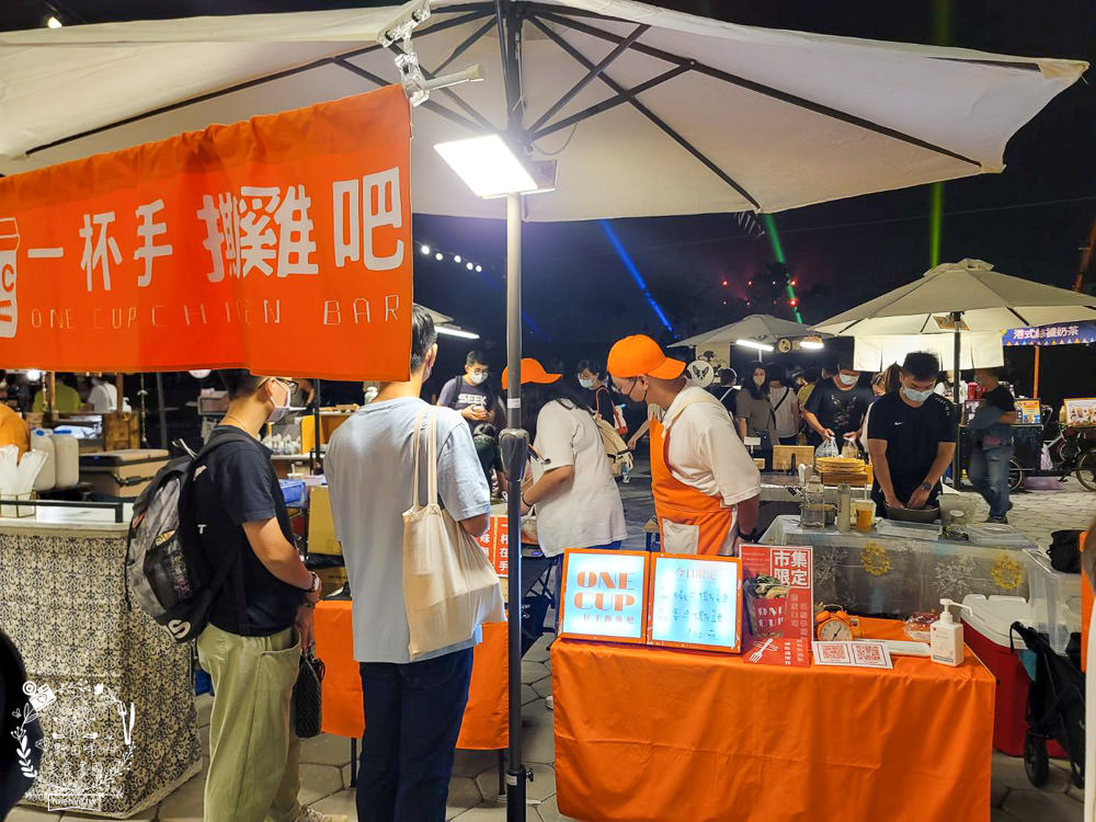 高雄流行音樂中心海風廣場市集!超多美食餐車市集可以逛到腿痠!還有精彩的聖誕燈光秀可以欣賞! - 第35張圖 高雄流行音樂中心海風廣場市集!超多美食餐車市集可以逛到腿痠!還有精彩的聖誕燈光秀可以欣賞!