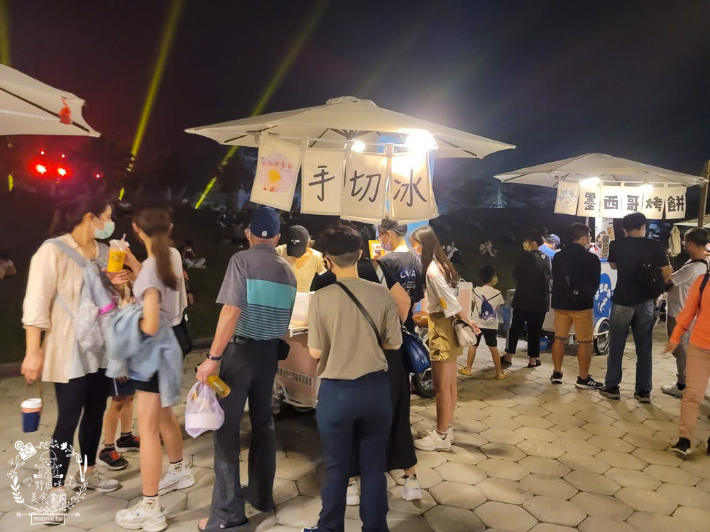 高雄流行音樂中心海風廣場市集!超多美食餐車市集可以逛到腿痠!還有精彩的聖誕燈光秀可以欣賞! - 第18張圖 高雄流行音樂中心海風廣場市集!超多美食餐車市集可以逛到腿痠!還有精彩的聖誕燈光秀可以欣賞!