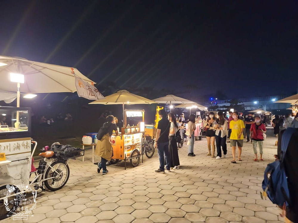 高雄流行音樂中心海風廣場市集!超多美食餐車市集可以逛到腿痠!還有精彩的聖誕燈光秀可以欣賞! - 第5張圖 高雄流行音樂中心海風廣場市集!超多美食餐車市集可以逛到腿痠!還有精彩的聖誕燈光秀可以欣賞!