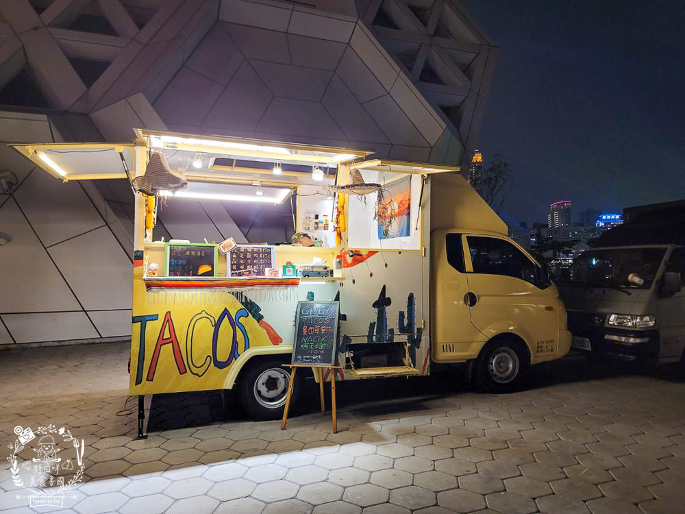 高雄流行音樂中心海風廣場市集!超多美食餐車市集可以逛到腿痠!還有精彩的聖誕燈光秀可以欣賞! - 第33張圖 高雄流行音樂中心海風廣場市集!超多美食餐車市集可以逛到腿痠!還有精彩的聖誕燈光秀可以欣賞!