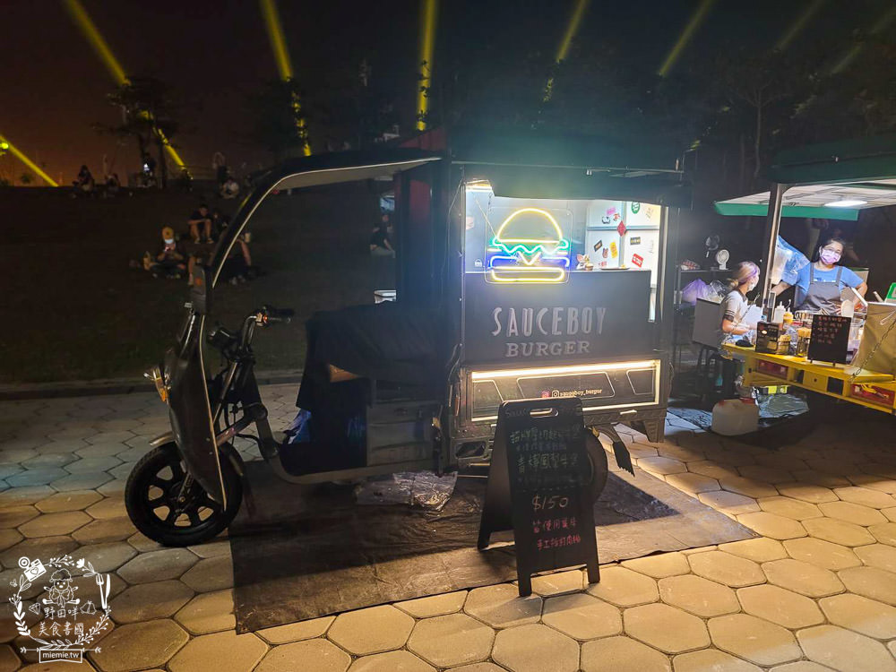 高雄流行音樂中心海風廣場市集!超多美食餐車市集可以逛到腿痠!還有精彩的聖誕燈光秀可以欣賞! - 第16張圖 高雄流行音樂中心海風廣場市集!超多美食餐車市集可以逛到腿痠!還有精彩的聖誕燈光秀可以欣賞!