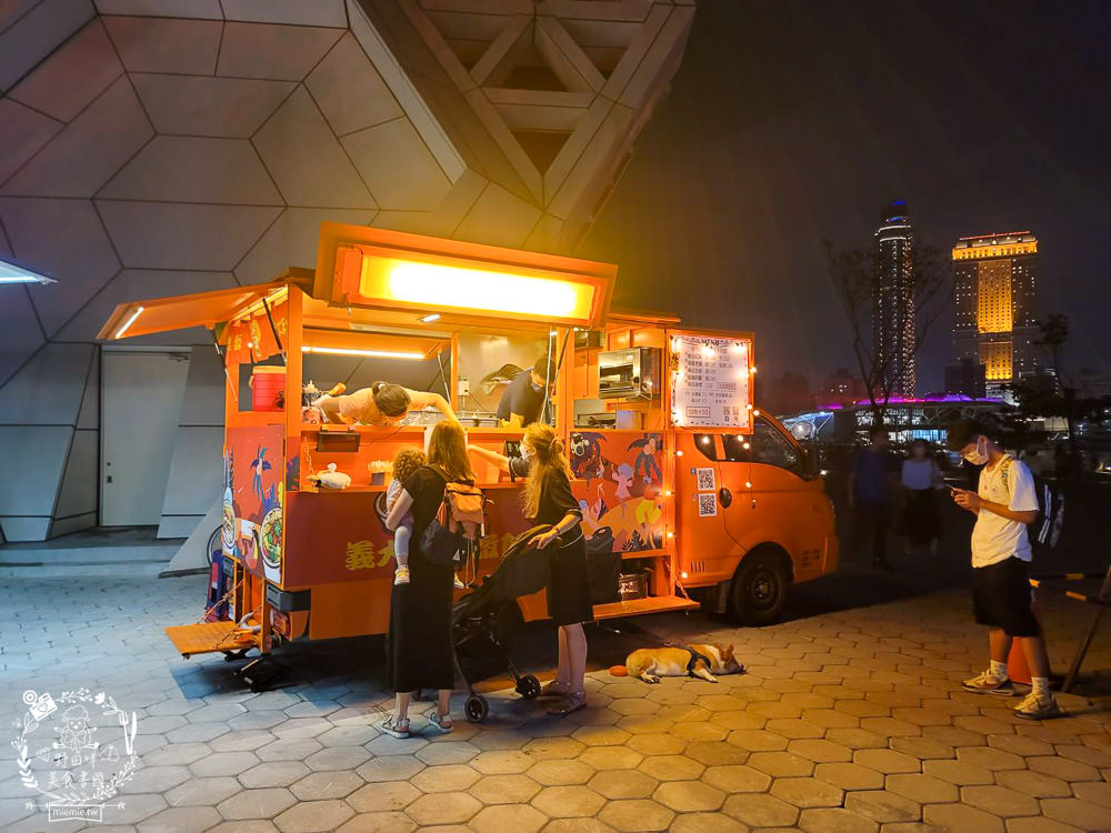 高雄流行音樂中心海風廣場市集!超多美食餐車市集可以逛到腿痠!還有精彩的聖誕燈光秀可以欣賞! - 第28張圖 高雄流行音樂中心海風廣場市集!超多美食餐車市集可以逛到腿痠!還有精彩的聖誕燈光秀可以欣賞!