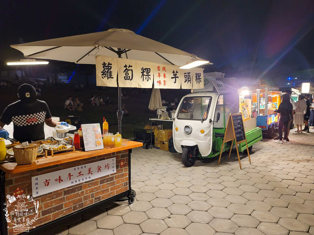 高雄流行音樂中心海風廣場市集!超多美食餐車市集可以逛到腿痠!還有精彩的聖誕燈光秀可以欣賞! - 第30張圖 高雄流行音樂中心海風廣場市集!超多美食餐車市集可以逛到腿痠!還有精彩的聖誕燈光秀可以欣賞!
