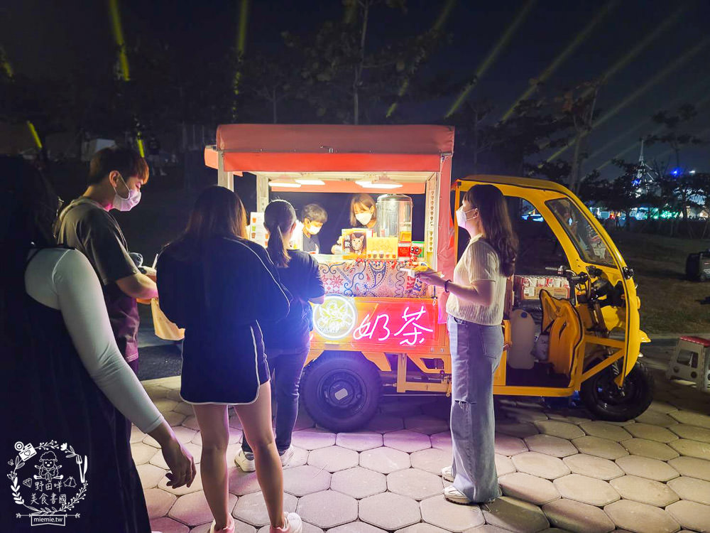 高雄流行音樂中心海風廣場市集!超多美食餐車市集可以逛到腿痠!還有精彩的聖誕燈光秀可以欣賞! - 第13張圖 高雄流行音樂中心海風廣場市集!超多美食餐車市集可以逛到腿痠!還有精彩的聖誕燈光秀可以欣賞!