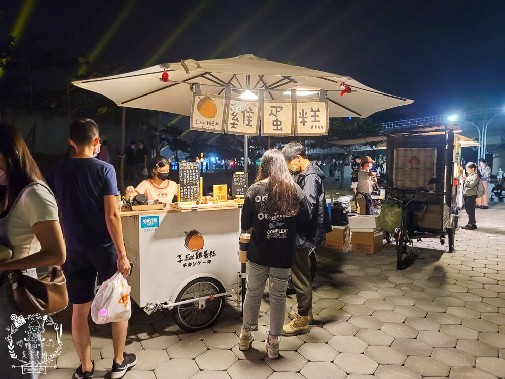 高雄流行音樂中心海風廣場市集!超多美食餐車市集可以逛到腿痠!還有精彩的聖誕燈光秀可以欣賞! - 第12張圖 高雄流行音樂中心海風廣場市集!超多美食餐車市集可以逛到腿痠!還有精彩的聖誕燈光秀可以欣賞!