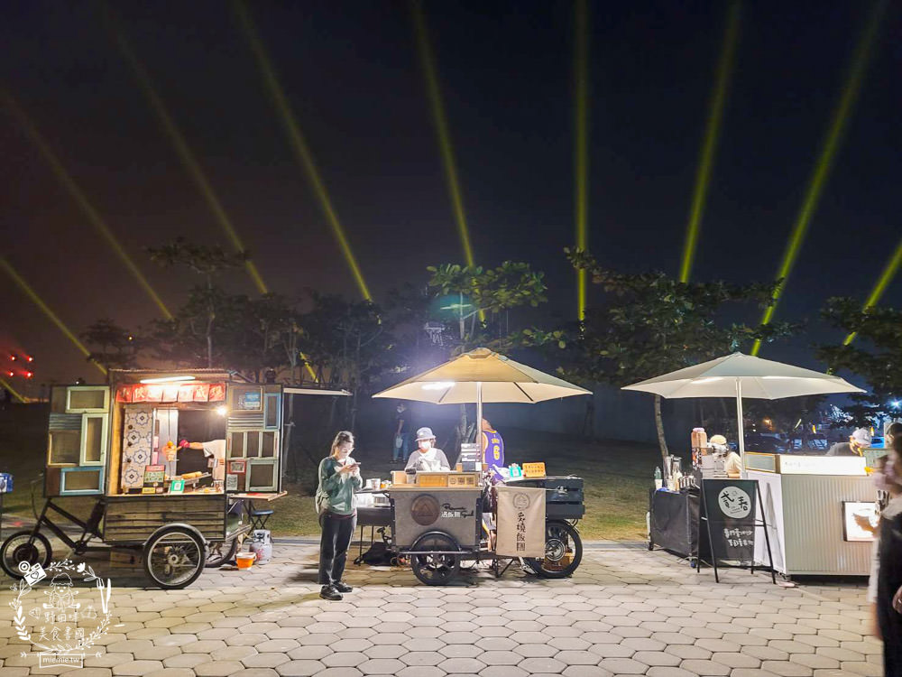 高雄流行音樂中心海風廣場市集!超多美食餐車市集可以逛到腿痠!還有精彩的聖誕燈光秀可以欣賞! - 第11張圖 高雄流行音樂中心海風廣場市集!超多美食餐車市集可以逛到腿痠!還有精彩的聖誕燈光秀可以欣賞!