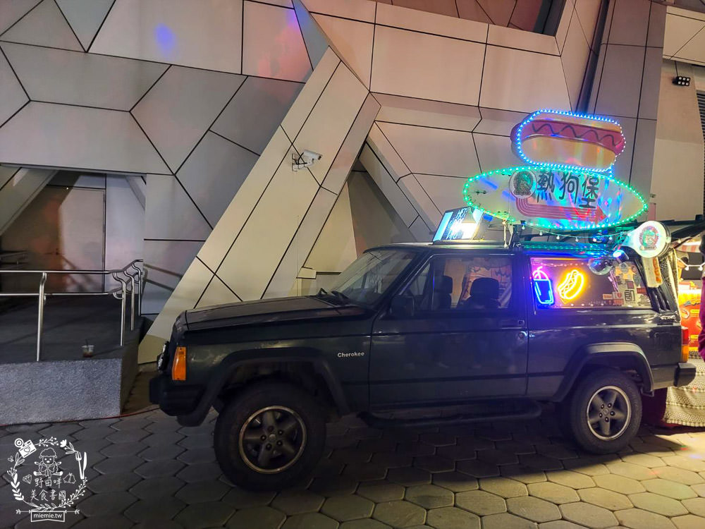 高雄流行音樂中心海風廣場市集!超多美食餐車市集可以逛到腿痠!還有精彩的聖誕燈光秀可以欣賞! - 第9張圖 高雄流行音樂中心海風廣場市集!超多美食餐車市集可以逛到腿痠!還有精彩的聖誕燈光秀可以欣賞!