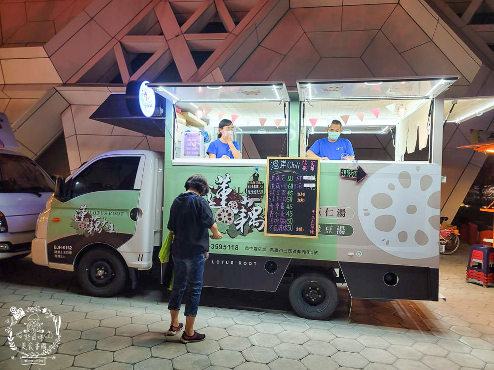 高雄流行音樂中心海風廣場市集!超多美食餐車市集可以逛到腿痠!還有精彩的聖誕燈光秀可以欣賞! - 第27張圖 高雄流行音樂中心海風廣場市集!超多美食餐車市集可以逛到腿痠!還有精彩的聖誕燈光秀可以欣賞!